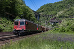Re 6/6 11605 und Re 4/4 II 11283 mit einem Schttgutwagenzug vom Gotthard kommend am 24. Mai 2016 bei Giornico.