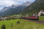 Re 6/6 11679 und Re 4/4 II 11332 befrdern am 25. Mai 2016 bei Silenen einen Gterzug in Richtung Gotthard.