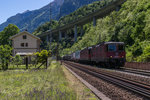 Re 4/4 II 11267 und Re 6/6 11639 unterwegs im Tessin in Richtung Gotthard. Aufgenommen am 24. Mai 2016 bei Giornico.
