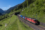 Re 4/4 II 11322 und 620 086 vom Gotthard kommend am 25. Mai 2016 oberhalb von Wassen.