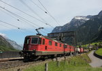 Re 4/4 II 11325 und Re 6/6 11682 von Erstfeld kommend am 26. Mai 2016 bei Silenen.