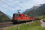 Re 4/4 II 11260 und Re 6/6 11610 auf dem Weg zum Gotthard. Aufgenommen am 26. Mai 2016 bei Silenen.