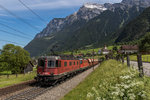 620 005 und RE 4/4 II 11283 mit einem Schotterzug am 26. Mai 2016 bei Silenen unterwegs in Richtung Gotthard.