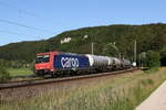 482 016 mit einem Kesselwagenzug aus Ingolstadt kommend am 30. Juni 2020 bei Dollnstein im Altmhltal.