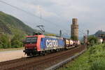 482 019 war am 4. Mai 20222 mit einem Containerzug bei Oberwesel in Richtung Koblenz unterwegs.