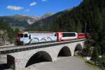 Ge 4/4 III 650 mit der  UNESCO Welterbe -Werbung ist auf der traumhaften Strecke zwischen Preda und Bergn am 18. August 2014 unterwegs.