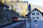 rhb-ge-66-ii/585525/rhb-ge-66-ii-705-pontresina RhB Ge 6/6 II 705 'Pontresina' mit einem Gterzug am 30. Oktober 2017 im Bahnhof von 'Susch'.