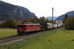 RhB Ge 6/6 II 702 war mit einem Gterzug am 20. Oktober 2020 bei Bonaduz in Richtung Chur unterwegs.