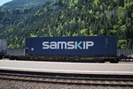 tragwagen/498987/4526-100-4-sdgnss-mit-einem-samskip-container 4526 100-4 (Sdgnss) mit einem 'SAMSKIP-Container' am 24. Mai 2016 in Faido.