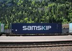 tragwagen/498988/4933-143-0-sdggnrrs-ebenfalls-mit-einem 4933 143-0 (Sdggnrrs) ebenfalls mit einem 'SAMSKIP-Container' am 24. Mai im Bahnhof von Faido.