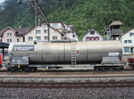 9802 251-1 (Xans) der  otfallkesselwagen fr Chemikalien  stand am 23. Mai 2016 im Bahnhof von Erstfeld.