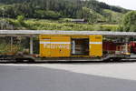 rhaetische-bahn-2/620447/tragwagen-sb-t-65672-mit-einem-postcontainer Tragwagen 'Sb-t 65672' mit einem Postcontainer am 11. Juni 2018 in Scuol.