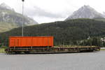 rhaetische-bahn-2/620448/tragwagen-r-w-8216-mit-einem-container Tragwagen 'R-w 8216' mit einem Container der Firma 'Crzer' am 11. Juni im Bahnhof von Scuol.