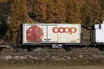 rhaetische-bahn-2/755665/lb-7864-mit-einem-coop-container-am Lb 7864 mit einem 'COOP'-Container am 26. Oktober 2021 bei Bever.