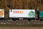 rhaetische-bahn-2/755670/lb-7860-mit-einem-coop-container-am Lb 7860 mit einem 'COOP'-Container am 26. Oktober 2021 bei Bever.