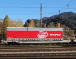 taschenwagen/463887/4993-249-3-sdggmrs-mit-einem-arcese-auflieger 4993 249-3 (Sdggmrs) mit einem 'Arcese'-Auflieger am 1. November 2015 im Bahnhof von Kufstein.