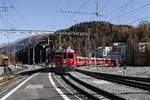 rhb-abe-44-iii/585476/abe-44-iii---53-tirano ABe 4/4 III - 53 'Tirano' mit dem 'Bernina-Express' bei der Einfahrt in den Bahnhof von St. Moritz am 30. Oktober 2017.