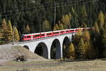 Albula-Gliederzug  Alvra  war am 21. Oktober 2020 auf dem Weg nach Chur. 