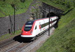 br-rabde-500/500137/rabde-500-014-max-frisch-faehrt RABDe 500 014 'Max Frisch' fhrt am 25. Mai 2016 aus dem 'Meienkreuztunnel' oberhalb von Wassen. 