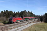 1116 217 aus Salzburg kommend am 21. Februar 2023 bei Sossau im Chiemgau.