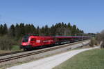 1116 225 aus Salzburg kommend am 8. April 2020 bei Grabensttt im Chiemgau.
