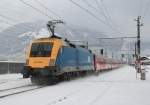 470 004 verlässt am 25. Januar 2014 am Zugende eines Regionalzuges den Bahnhof von St. Johann in Tirol in Richtung Saalfelden.