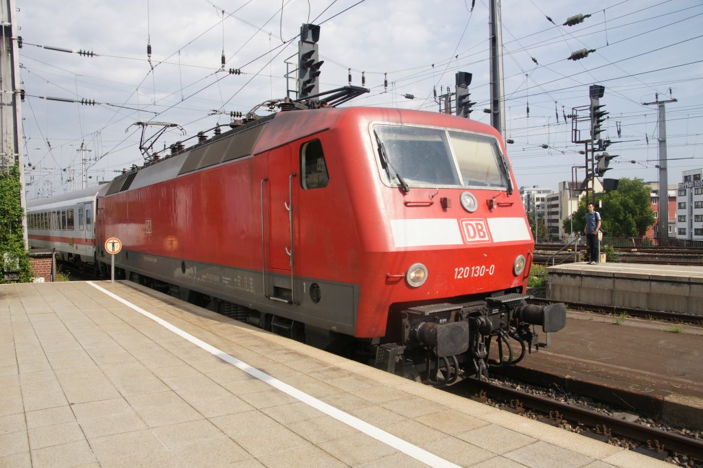 120 130-0 im Vorfeld des Klner Hauptbahnhofes. Aufgenommen am 26. August 2010.