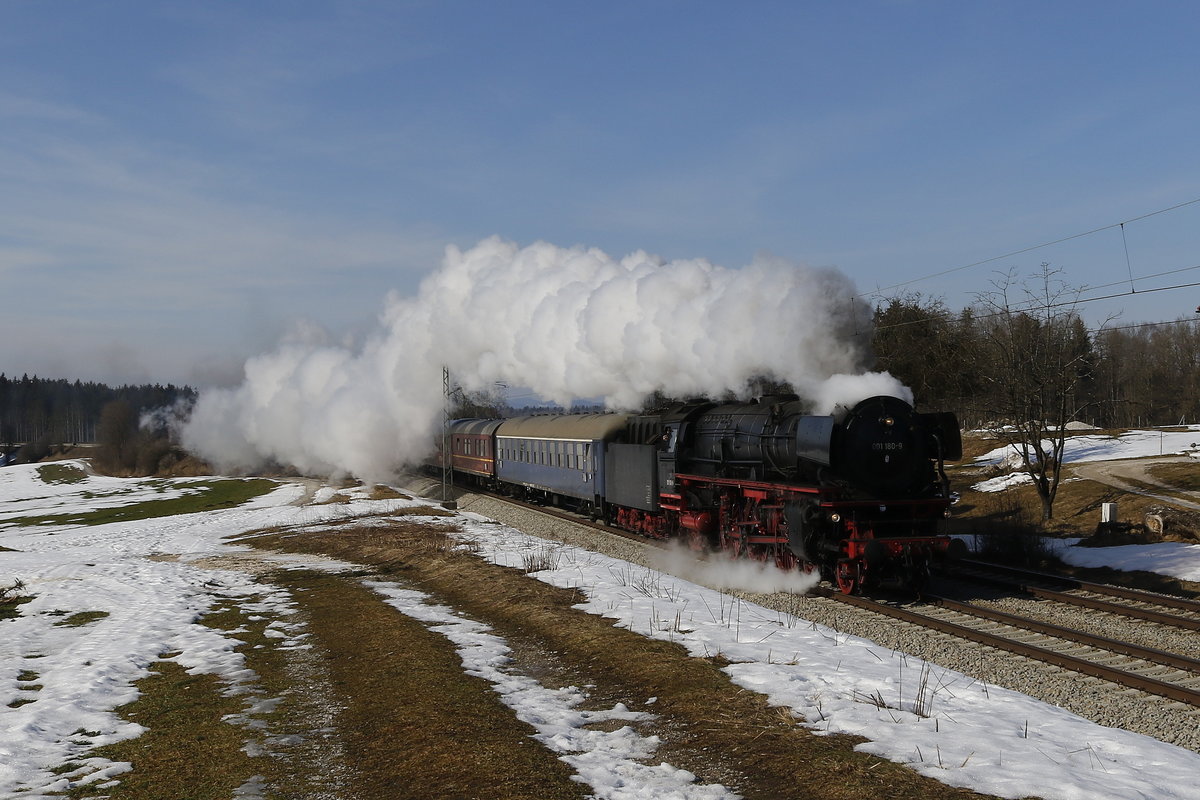 001 180 des  Bayerischen Eisenbahn Museums  war am 23. Februar 2019 mit einem Sonderzug von Nrdlingen nach Berchtesgaden unterwegs. Das Bild entstand im Chiemgau zwischen bersee und Bergen.