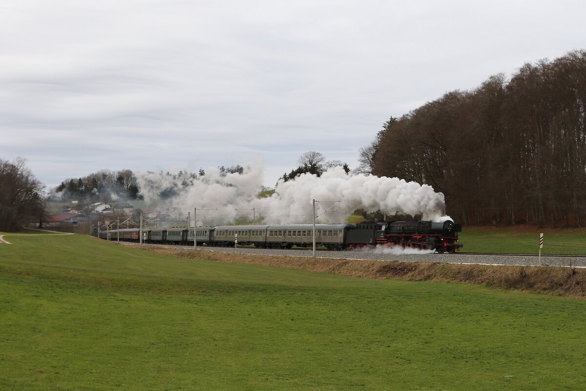 01 180 auf dem Weg nach Salzburg. Aufgenommen am 7. Dezember 2024 bei Axdorf im Chiemgau.