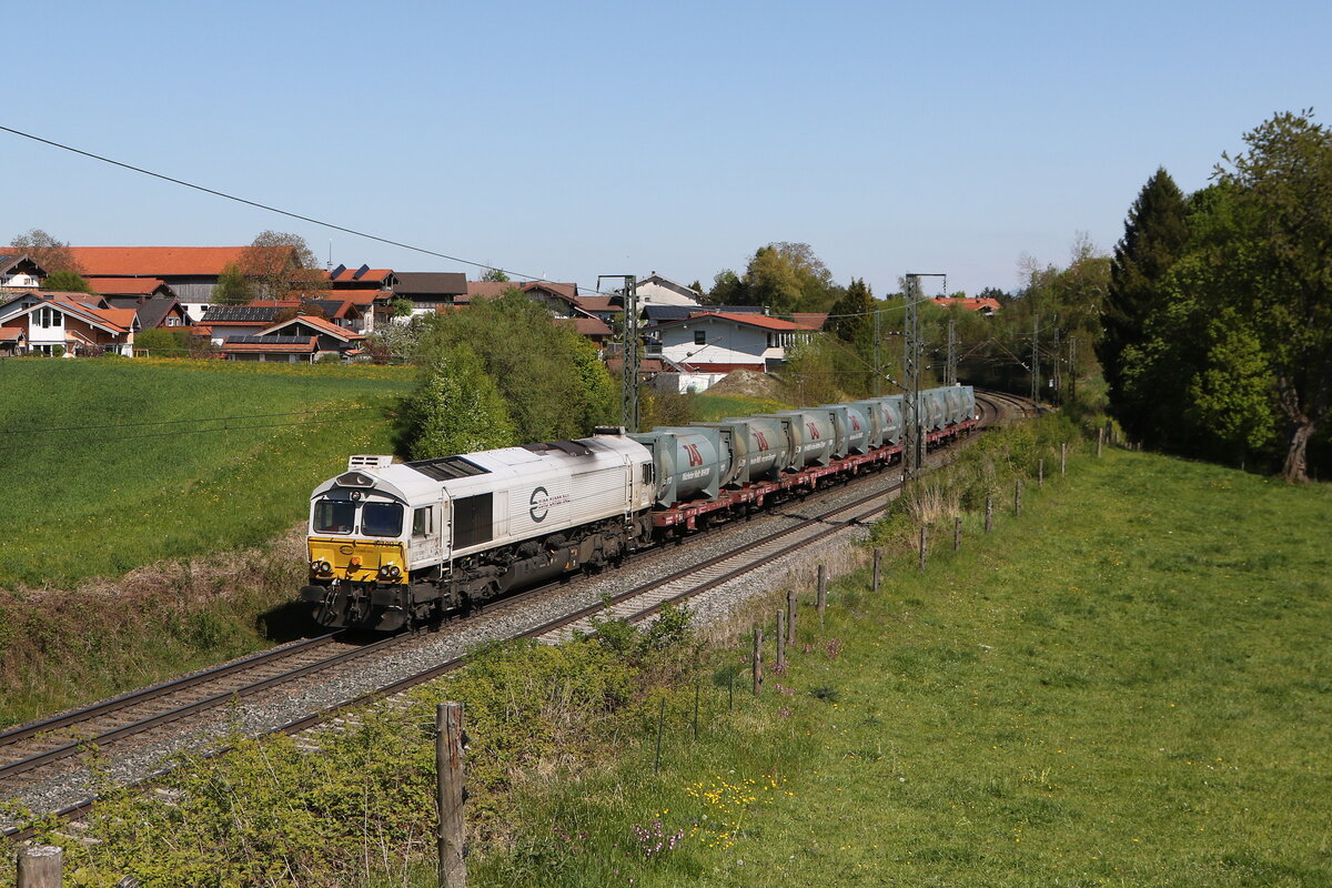 077 013 war am 29. April 2026 mit einem  M�llzug  bei Lauter auf dem Weg nach Traunstein.