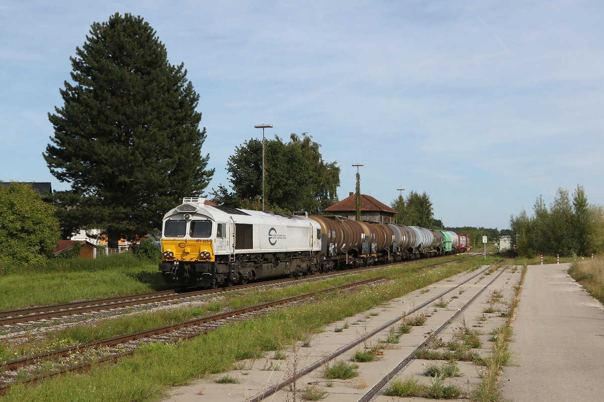 077 025 war mit einem gemischten Gterzug am 25. August 2025 bei Pirach in Richtung Mhldorf unterwegs.