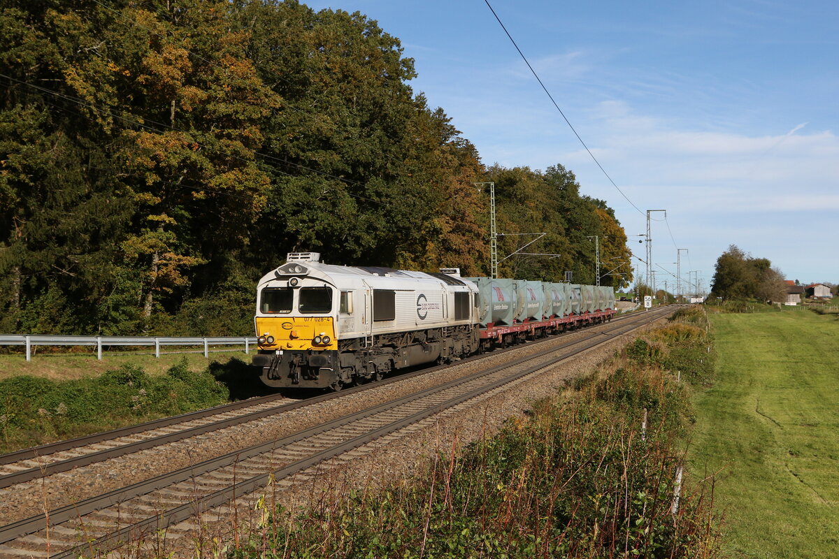 077 028 war am 9. Oktober 2024 mit einem  Mllzug  bei Hufschlag auf dem Weg nach Traunstein.