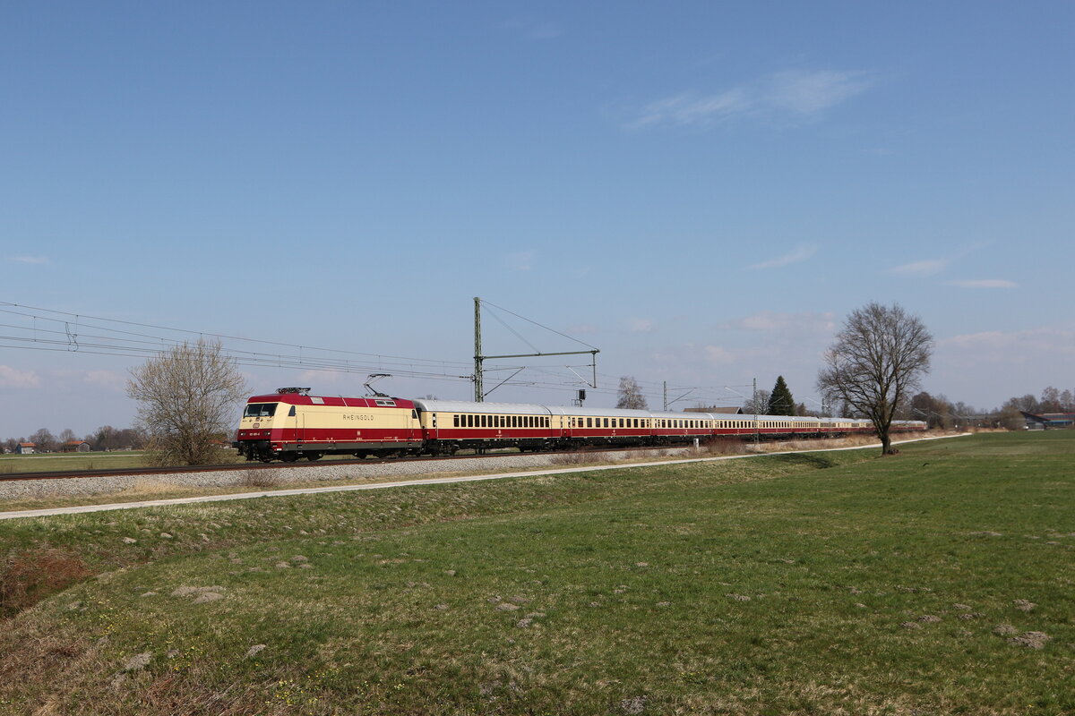 101 001 mit dem  AKE-Rheingold  aus Salzburg kommend am 20. M�rz 2026 bei �bersee am Chiemsee.