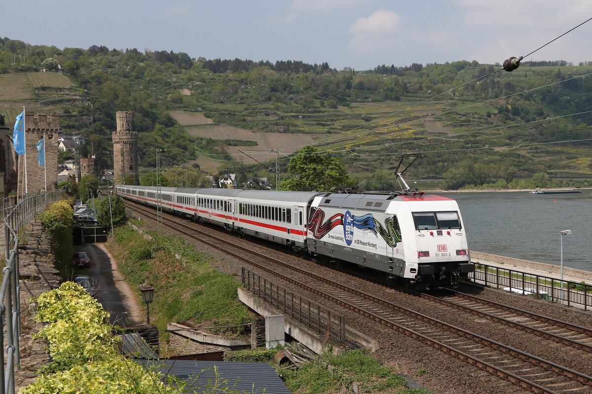 101 003  Design & Bahn  schiebt am 4. Mai 2022 einen  EC  bei Oberwesel in Richtung Koblenz.