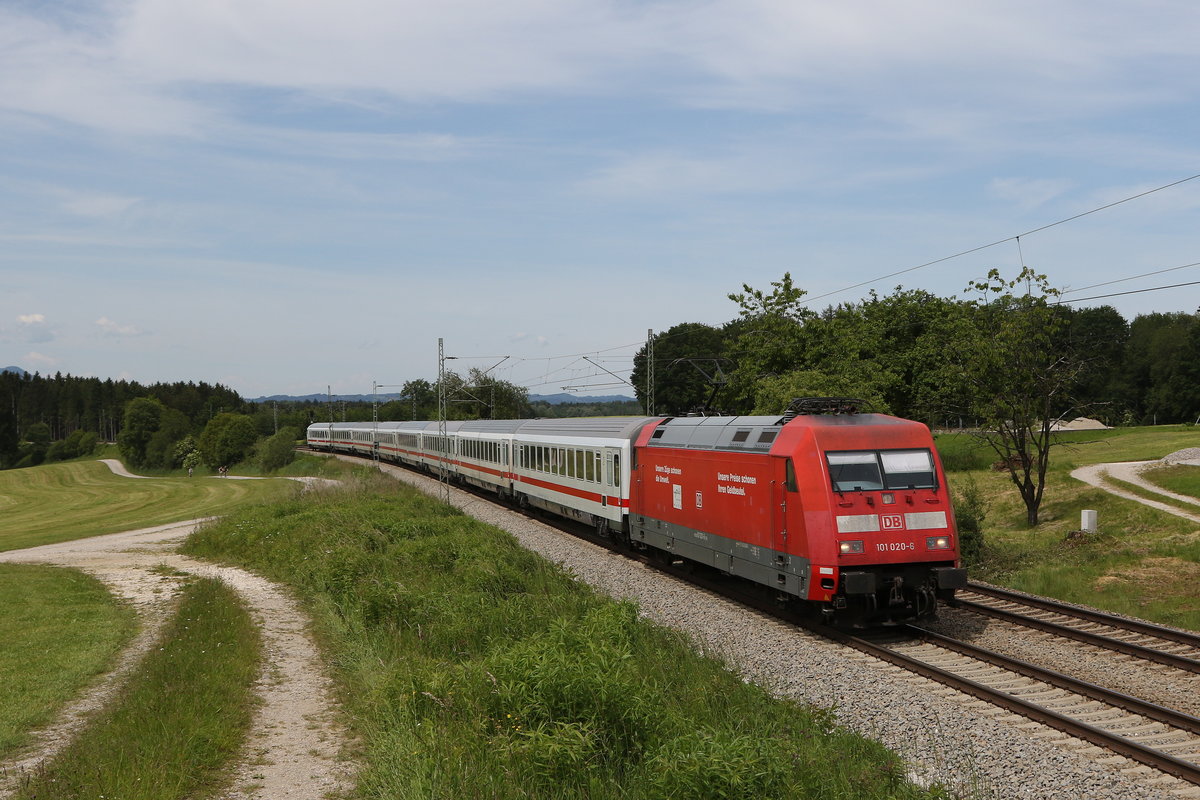 101 020 war mit einem  EC  am 3. Juni 2020 bei Grabensttt in Richtung Salzburg unterwegs.