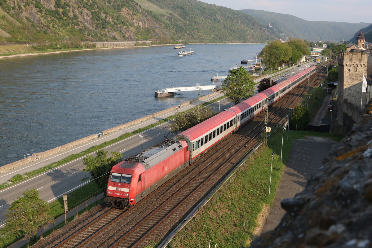 101 023 war mit einem  EC  am 3. Mai 2022 in Oberwesel in Richtung Koblenz unterwegs.