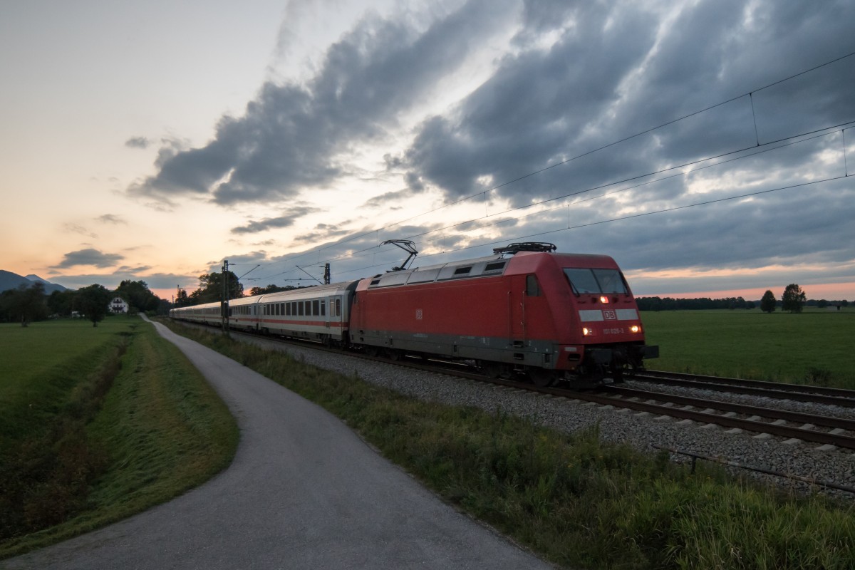 101 026 auf dem Weg nach Salzburg am 8. September 2015 bei bersee am Chiemsee.