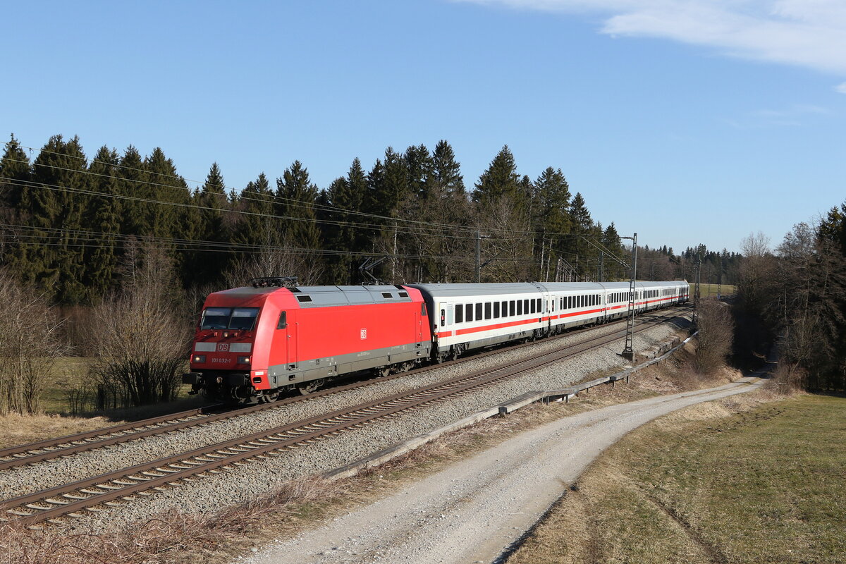 101 032 mit dem  IC Knigssee  aus Freilassing kommend am 3. Mrz 22021 bei Grabensttt.