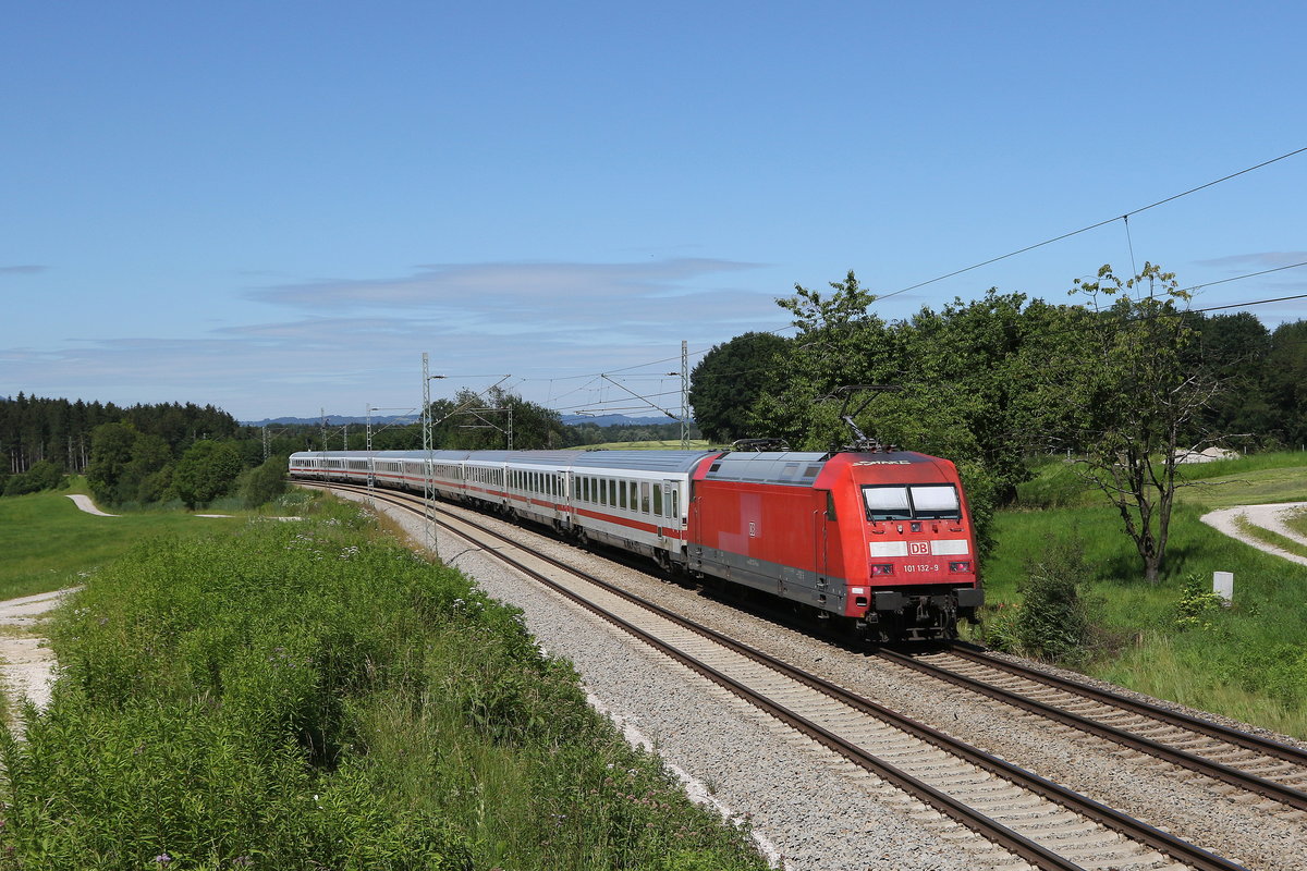 101 032 schob am 5. Juli 2020 bei Grabensttt einen EC in Richtung Mnchen.