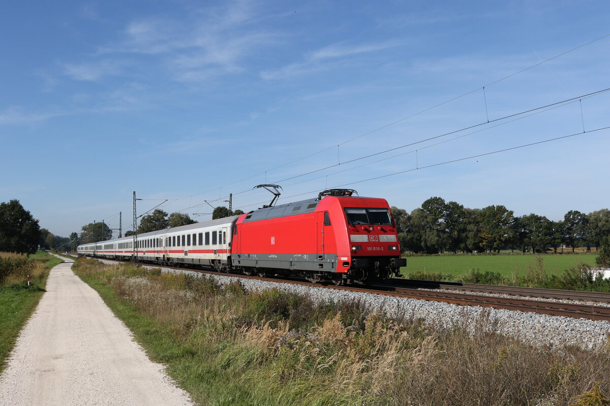 101 036 auf dem Weg nach Salzburg am 11. Oktober 2021 bei bersee am Chiemsee.