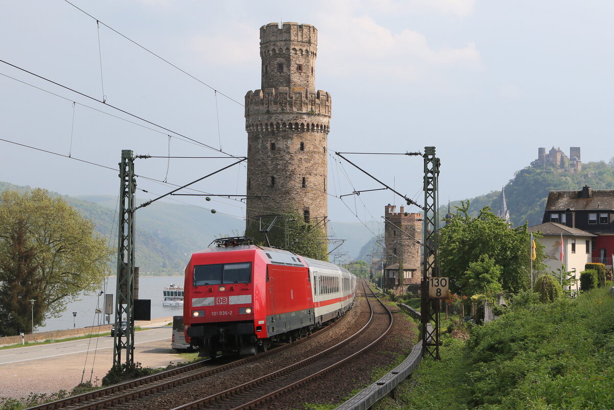 101 036 war am 4. Mai 2022 mit einem  EC  bei Oberwesel in Richtung Koblenz unterwegs.