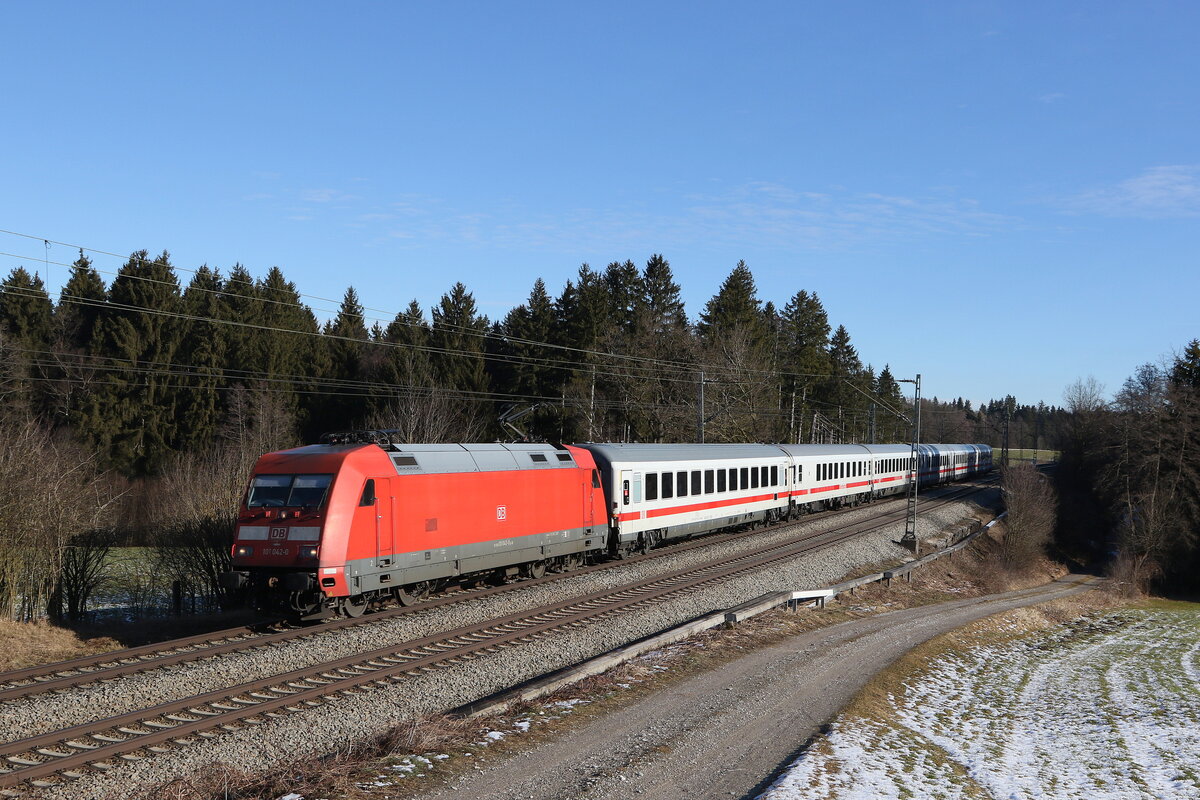 101 042 mit dem  IC-Knigssee  am 9. Februar 2022 bei Grabensttt im Chiemgau.
