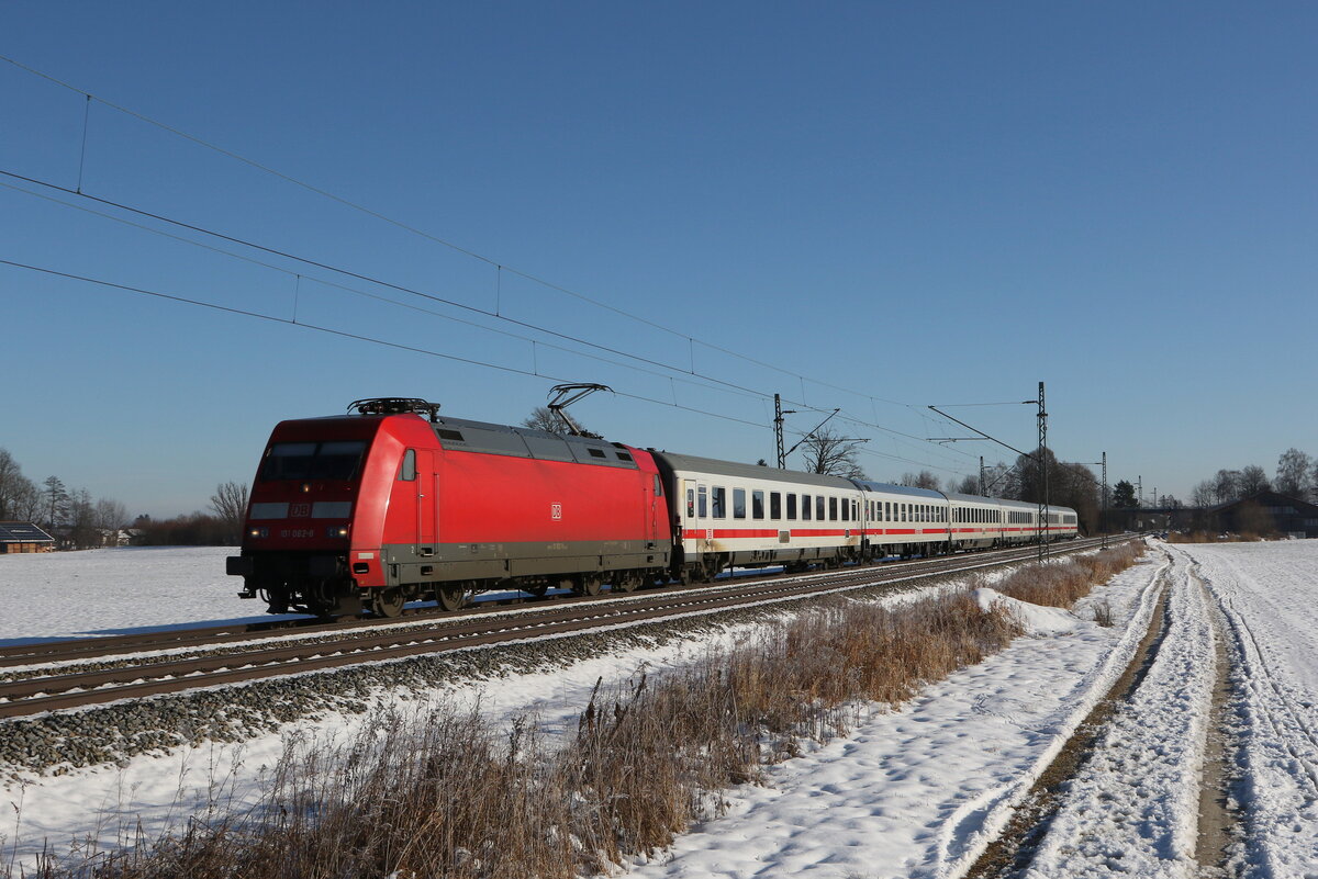 101 062 mit dem  IC Knigssee  aus Freilassing kommend am 24. Januar 2022 bei bersee am Chiemsee.