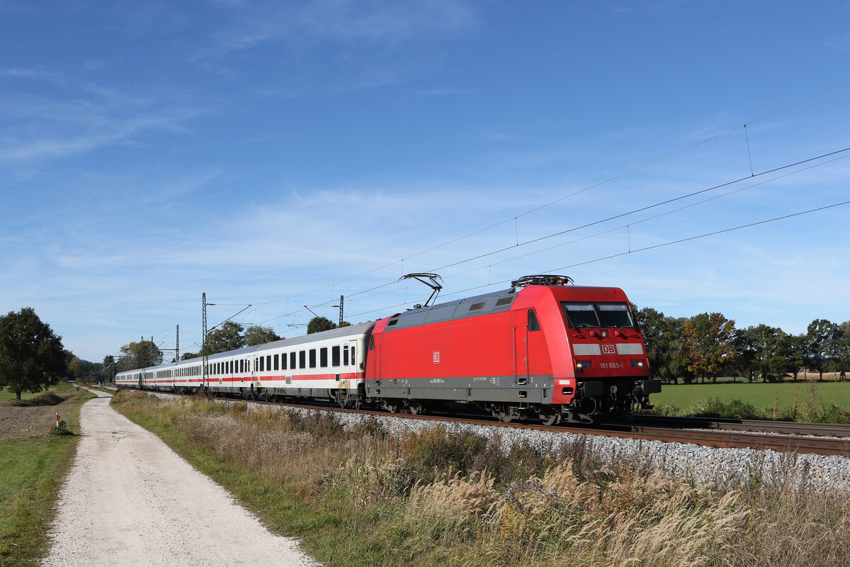 101 065 war am 20. Oktober 2021 bei bersee am Chiemsee mit einem  EC  in Richtung Salzburg unterwegs.