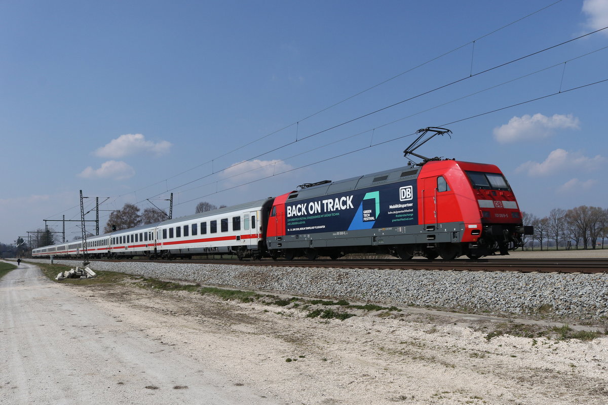 101 068  Back on Track  schob am 3. April 2020 einen  EC  bei bersee am Chiemsee in Richtung Mnchen.