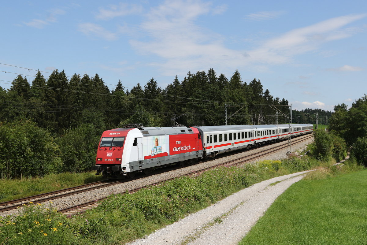 101 076 mit dem  IC Knigssee  aus Berchtesgaden kommend am 6. August 2020 bei Grabensttt.