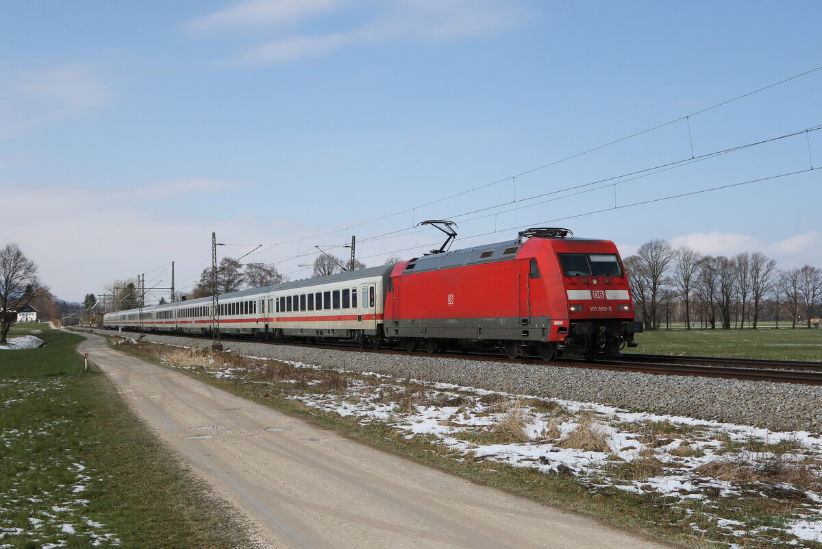 101 080 auf dem Weg nach Salzburg am 4. April 2022 bei bersee am Chiemsee.