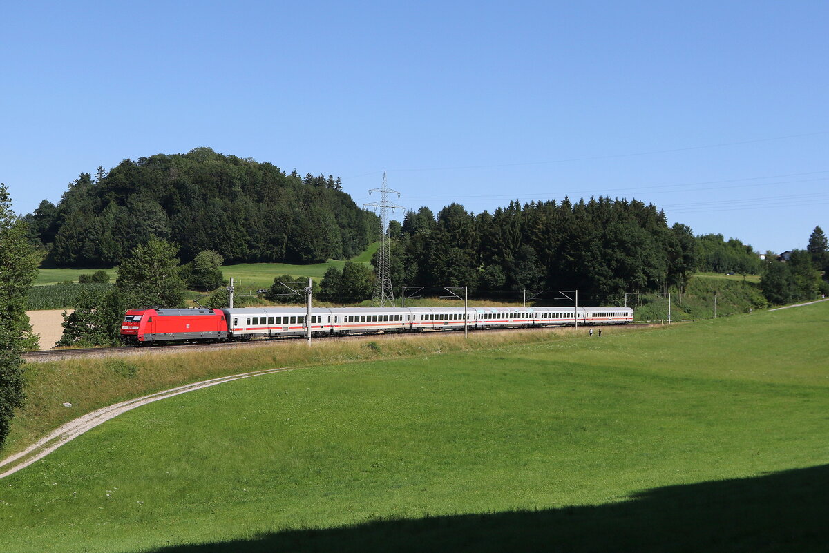 101 085 war mit dem  IC Knigssee  am 19. Juli 2025 bei Vachendorf in Richtung Mnchen unterwegs.