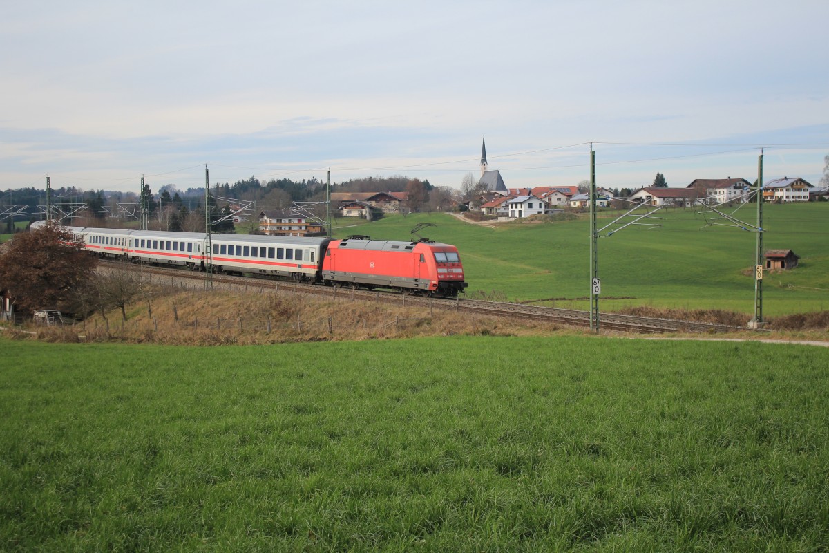 101 094-1 am 13. Dezember 2014 bei Teisendorf aus Salzburg kommend.