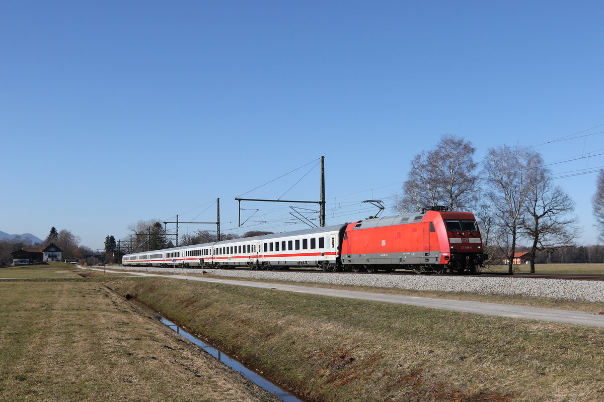 101 096 mit einem  EC  auf dem Weg nach Salzburg am 1. Mrz 2021 bei bersee am Chiemsee.